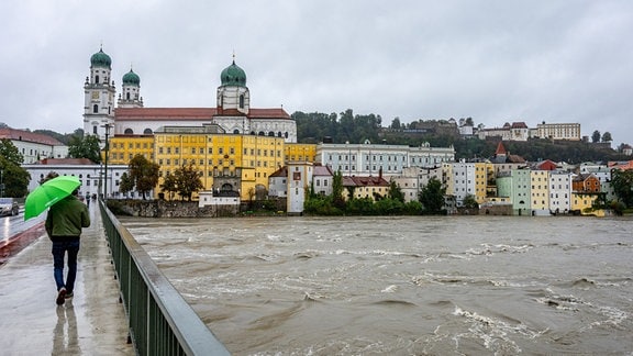 Ein Fluss führt extremes Hochwasser.