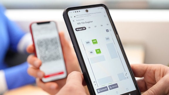 Auf einem Handy ist ein Zugplan zu sehen