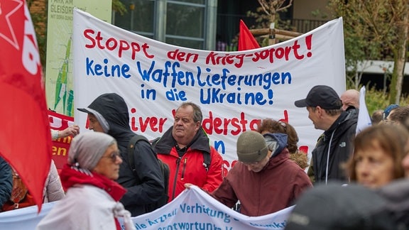 Zu einer Auftaktkundgebung zu einer Friedensdemonstration versammeln sich einige Menschen am Gleisdreieck Park.