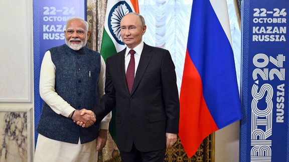 Der russische Präsident Wladimir Putin trifft sich während des 16. BRICS-Gipfels in Kasan mit dem indischen Premierminister Narendra Modi.