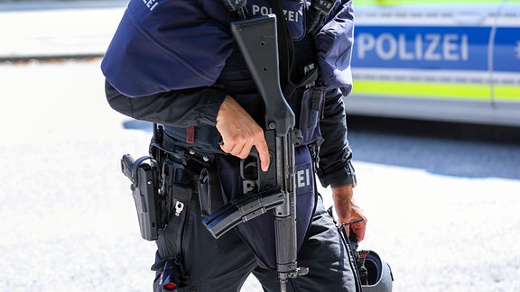 Polizist mit MG bei Polizeieinsatz in München