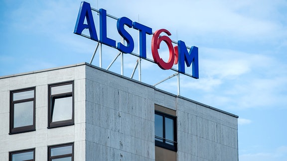 Das Logo des Bahntechnik-Herstellers Alstom auf dem Alstom-Verwaltungsgebäude.