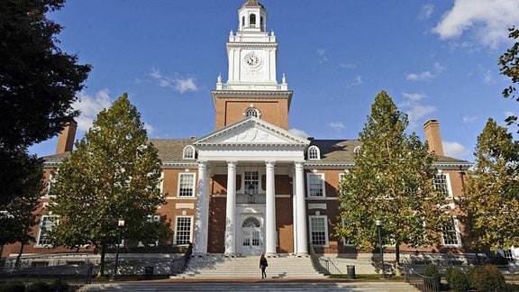 Blick auf die Gilman Hall, erstes Hauptgebäude der Johns Hopkins Universität