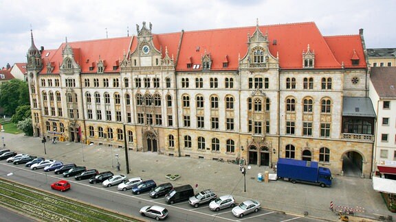 Das im spätgotischen Stil erbaute Gebäude des neuen Justizzentrums am Breiten Weg in Magdeburg.