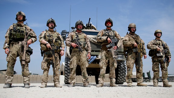 Soldaten der Bundeswehr im Feldlager in Kundus