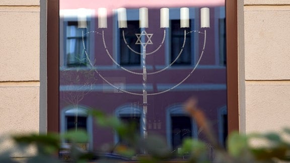 Eine Menora steht im Fenster des jüdischen Restaurants Schalom im Zentrum von Chemnitz.