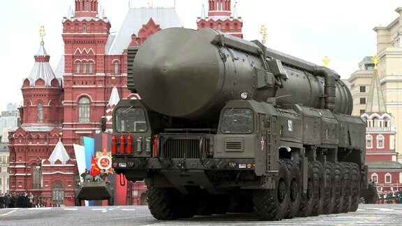 Eine moderne strategische russische Atomrakete vom Typ Topol-M (Nato-Code: SS-27 Sickle B) fährt am 09.05.2011 bei der Militärparade zum Tag des Sieges über den Roten Platz.