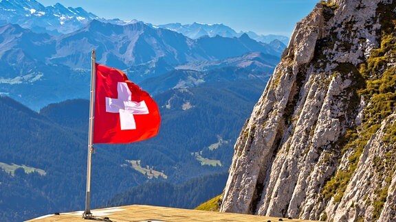 Flagge der Schweiz auf einem Berg