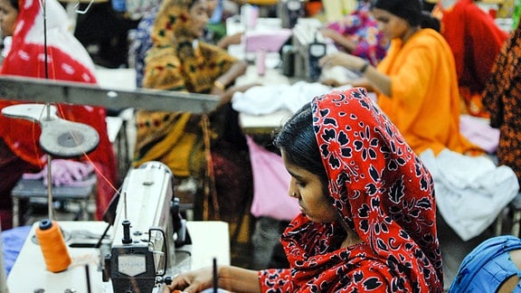 Näherinnen in einem Textilbetrieb in Bangladesh
