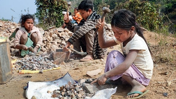 Kinder werden zum Zerkleinern von Steinen beschäftigt Mädchen 6 und 7 Jahre, Junge 11 Jahre alt, Khasi Hills im Bundesstaat Meghalaya, Indien