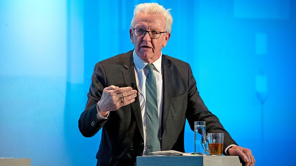 Winfried Kretschmann spricht beim Treffpunkt Foyer zur Landtagswahl in Baden-Württemberg 2021