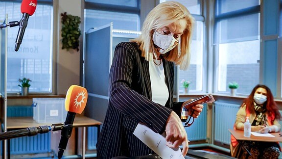 Parteichefin der D66, Sigrid Kaag an der Wahlurne