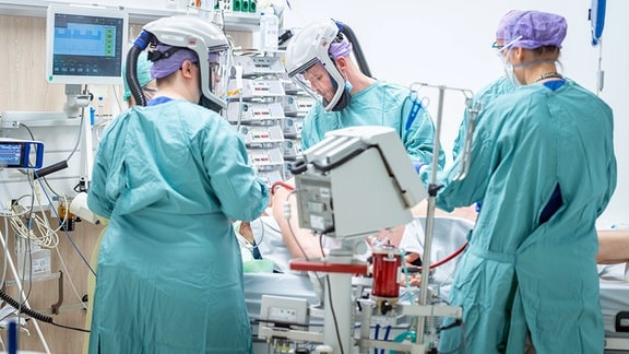 Ärzte und Intensivpfleger kümmern sich um die schwerkranken Covid-Patienten auf der Covid-Intensivstation der Dresdner Uniklinik.