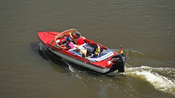 Ein Motorboot fährt auf der Elbe bei Bad Schandau,