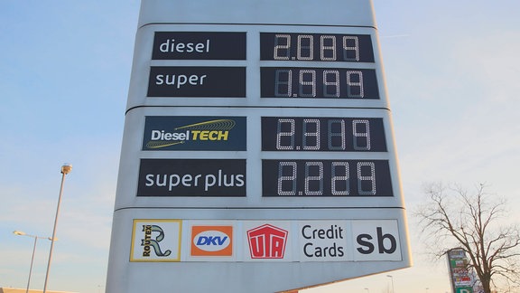 Eine Tafel zeigt Spritpreise an einer Tankstelle