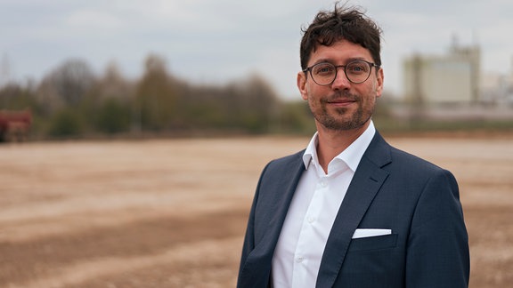 André Neumann (CDU), Oberbürgermeister von Altenburg, vor der Baustelle für die neue Spielkartenfabrik Altenburg am 20.04.2022.