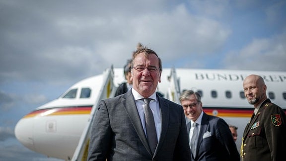 Boris Pistorius (SPD), Bundesminister der Verteidigung, kommt auf dem Flughafen in Riga an