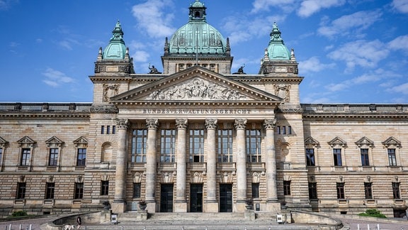 Blick auf das Bundesverwaltungsgericht (BVerwG) am Simsonplatz in Leipzig