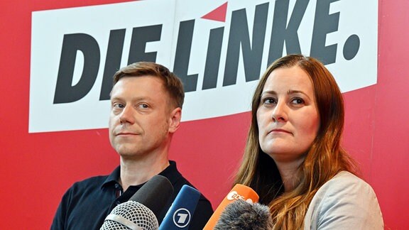 Martin Schirdewan und Janine Wissler (beide Die Linke), stehen nach der Wahl als Parteivorsitzende bei einem Pressestatement nebeneinander beim Bundesparteitag der Linken in der Messe Erfurt. Am zweiten Tag des Bundesparteitags in Erfurt sollen nicht nur die Doppelspitze, sondern der gesamte Vorstand neu besetzt werden.