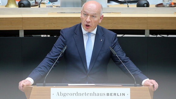 Kai Wegner (CDU), Regierender Bürgermeister in Berlin, spricht während der Plenarsitzung des Berliner Abgeordnetenhauses und gibt seine erste Regierungserklärung ab