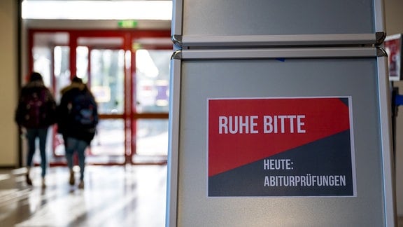 Der Hinweis "Ruhe bitte, Heute: Abiturprüfungen" steht auf einem Schild vor den Prüfungsräumen eines Gymnasiums.