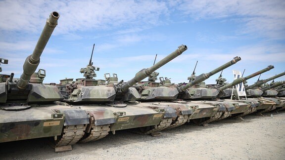 Mehrere Panzer des Typs M1A2 Abrams