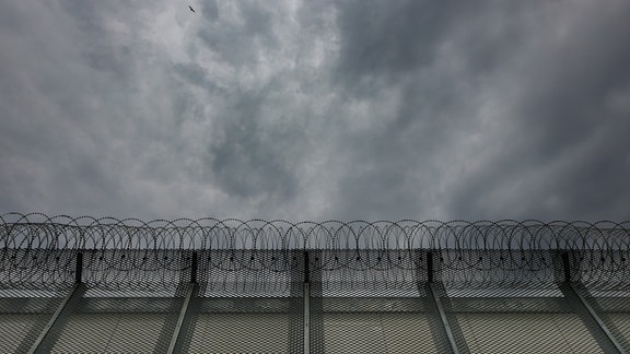 Sicherheitszaun in der neuen Abschiebehaftanstalt in Glückstadt