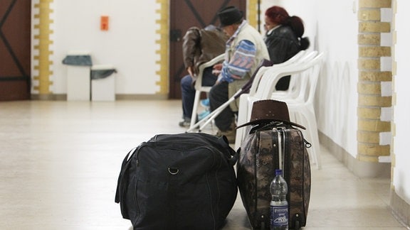 Abgelehnte Asylbewerber warten auf ihren Transport