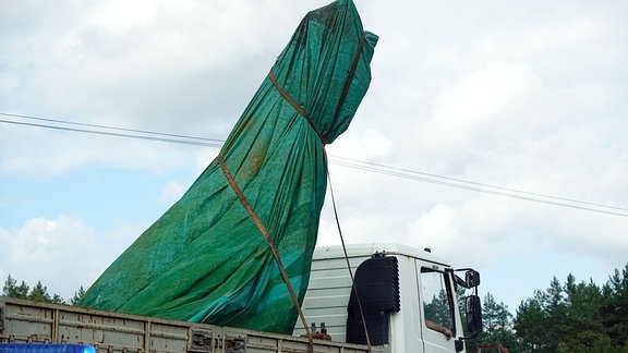 Ein Lastwagen transportiert ein Wrackteil von der Absturzstelle des Privatjets in der Nähe des Dorfes Kuschenkino in der Region Twer.