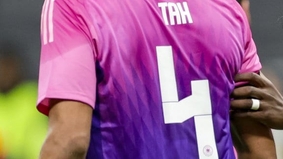 Deutschlands Jonathan Tah trägt das Adidas-Trikot mit der Rückennummer 4.