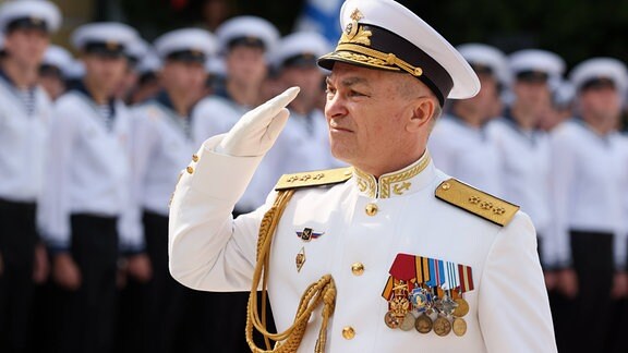 Der rusische Admiral Viktor Sokolow bei einer Parade am 18. Juni 2023