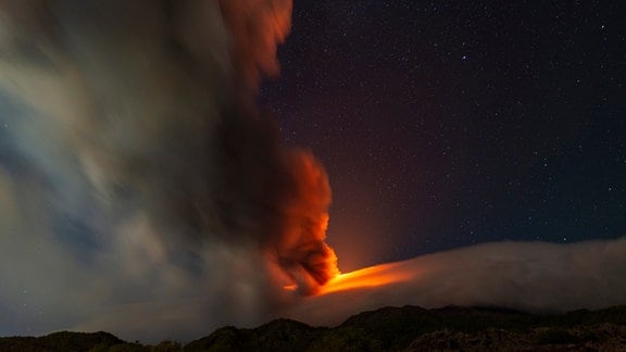 Rauchschwaden eines Vulkans gesehen aus der Ferne
