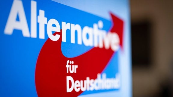 Aufsteller mit dem Schriftzug «Alternative für Deutschland» und dem Logo der AfD.