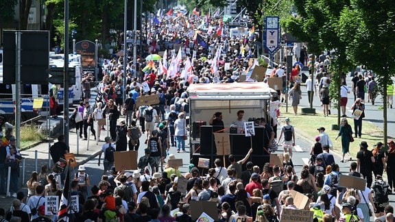 Demonstranten gehen auf die Straße gegen die AfD und deren Parteitag  in der Grugahalle in Essen.