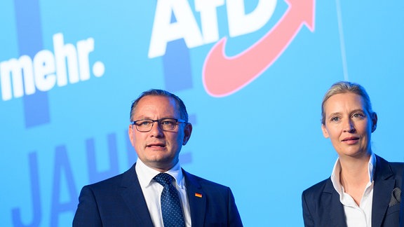 Tino Chrupalla (l), AfD-Bundesvorsitzender und Vorsitzender der AfD-Bundestagsfraktion und Alice Weidel, AfD-Bundesvorsitzende und Fraktionsvorsitzende der AfD-Bundestragsfraktion stehen auf der Bühne der AfD Europawahlversammlung nebeneinander.