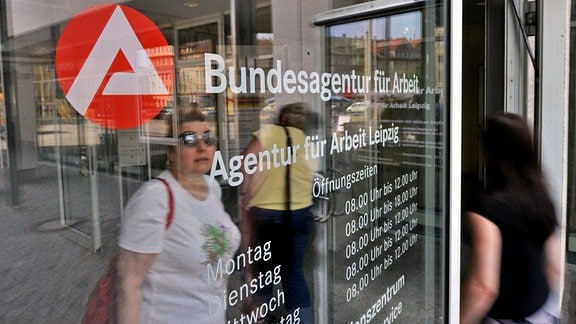 Kunden und Besucher der Agentur für Arbeit in Leipzig verlassen das Gebäude