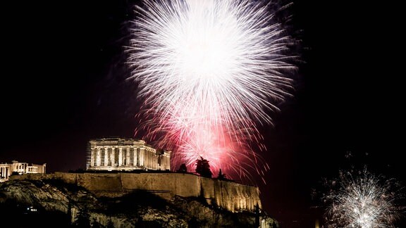 Silvester-Feuerwerk über dem Parthenon-Tempel der Akropolis in Athen