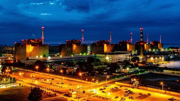 Atomkraftwerk Saporischschja bei Nacht