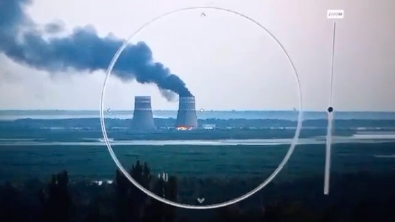 Auf diesem Bild einer Überwachungskamera, das vom Presseamt des ukrainischen Präsidenten zur Verfügung gestellt wurde, steigt Rauch in dem von Russland besetzten Atomkraftwerk Saporischschja im südukrainischen Enerhodar auf.