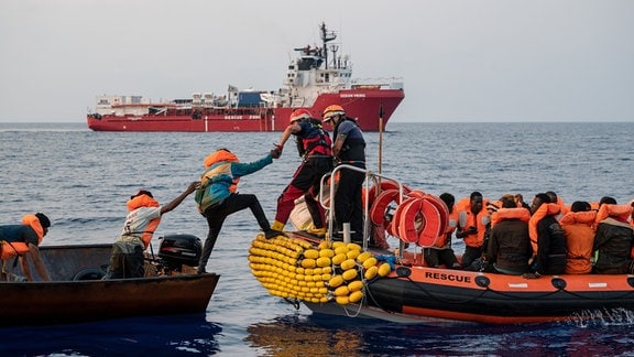 Seenotretter der europäische Hilfsorganisation SOS Méditerranée bei der Rettung schiffbrüchiger Migranten.