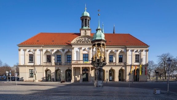 Frontale Ansicht des Alten Rathauses am Alten Markt in Magdeburg an einem sonnigen Tag