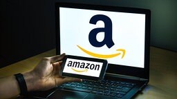 Laptop und Smartphone mit dem Amazon-Logo