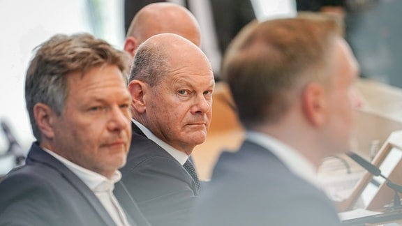 Bundeskanzler Olaf Scholz (SPD, M), Robert Habeck (l, Bündnis 90/Die Grünen), Bundesminister für Wirtschaft und Klimaschutz, und Christian Lindner (FDP), Bundesminister der Finanzen, nehmen an einer Pressekonferenz zum Haushaltsplan 2025 teil. 