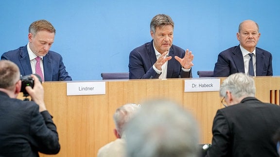 Bundeskanzler Olaf Scholz (SPD, r-l), Robert Habeck (Bündnis 90/Die Grünen), Bundesminister für Wirtschaft und Klimaschutz, und Christian Lindner (FDP), Bundesminister der Finanzen, nehmen an einer Pressekonferenz zum Haushaltsplan 2025 teil.