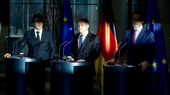 Bundeskanzler Olaf Scholz, Bundesfinanzminister Christian Lindner und Bundeswirtschaftsminister Robert Habeck geben ein gemeinsamen Statement im Kanzleramt am 13. Dezember 2023. 