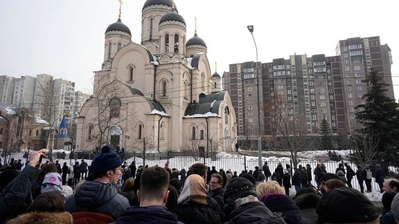 Menschen versammeln sich vor der Kirche zu Ehren der Gottesmutterikone «Lindere meine Trauer» im südöstlichen Bezirk Marjino zur Beerdigung des Kremlgegners Alexej Nawalny.
