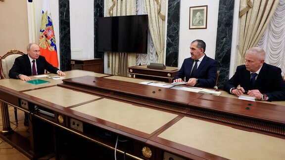 Das von der staatlichen russischen Nachrichtenagentur Sputnik via AP veröffentlichte Bild zeigt Wladimir Putin (l) , Präsident von Russland, bei einem Treffen mit Junus-Bek Jewkurow (2.v.r.), Vizeverteidigungsminister von Russland und Andrej Troschew (r).