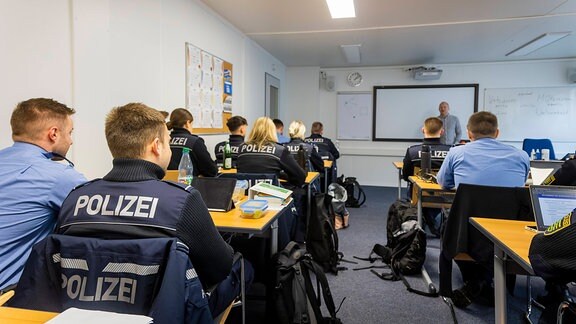 Besucher beim Hochschulinformationstag an der Hochschule der Sächsischen Polizei