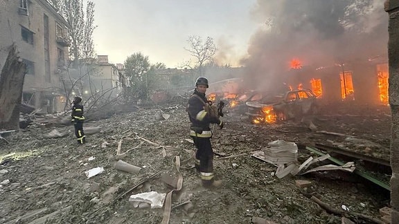 Auf diesem vom ukrainischen Katastrophenschutz zur Verfügung gestellten Foto löschen Feuerwehrleute ein Feuer, nachdem Russland die Stadt in der Nacht zum 29.09. mit Lenkbomben angegriffen hat. 