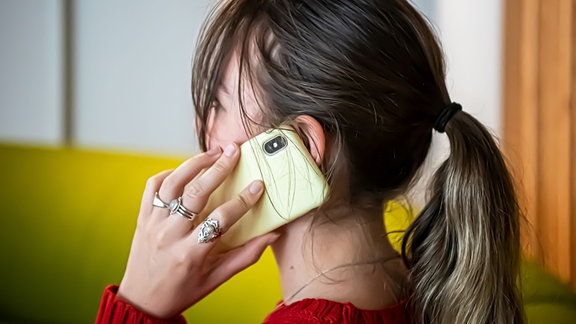  Eine Frau kommuniziert mit ihrem Mobiltelefon. Aufgenommen am 20.04.203 in Berlin